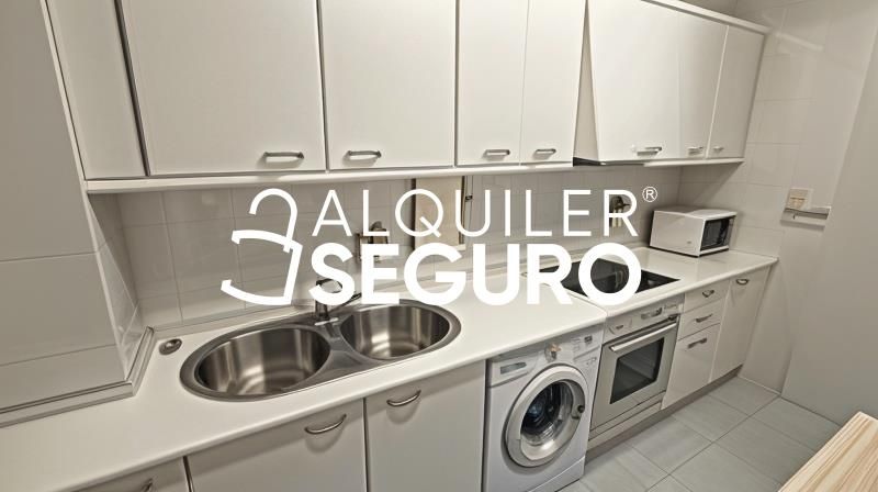 Cuina de Pis de lloguer en  Sevilla Capital amb Aire condicionat i Moblat