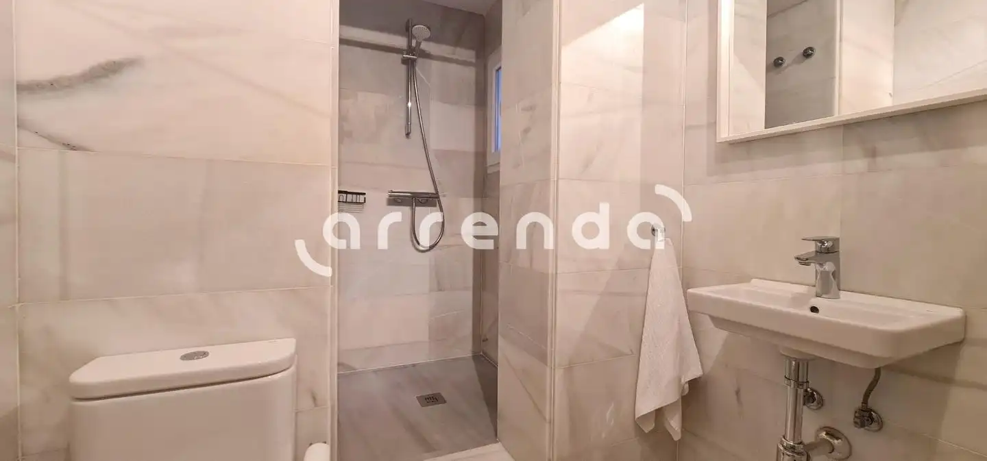 Badezimmer von Wohnung zur Miete in Madrid mit Klimaanlage und Möbliert