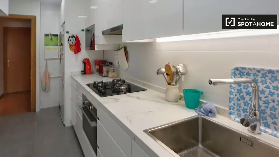 Cocina de Piso para compartir en Barcelona con Aire acondicionado, Calefacción y Amueblado
