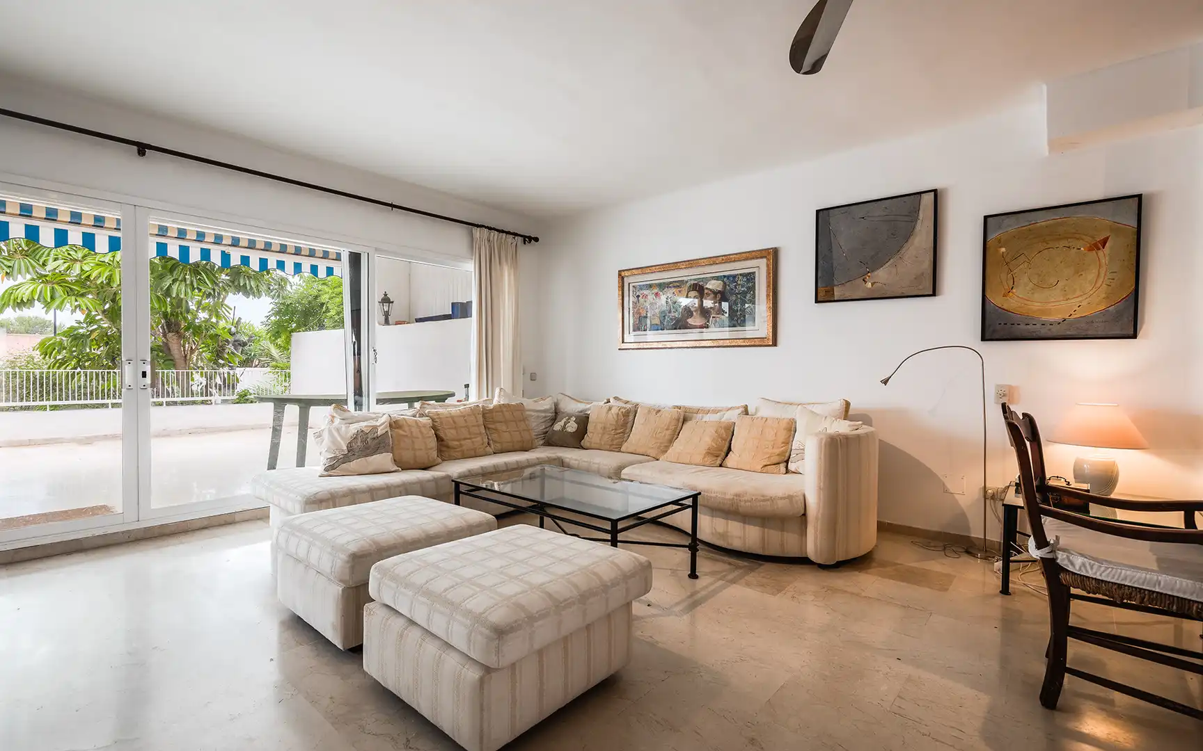 Sala de estar de Planta baja en venta en Marbella con Aire acondicionado, Jardín privado y Terraza