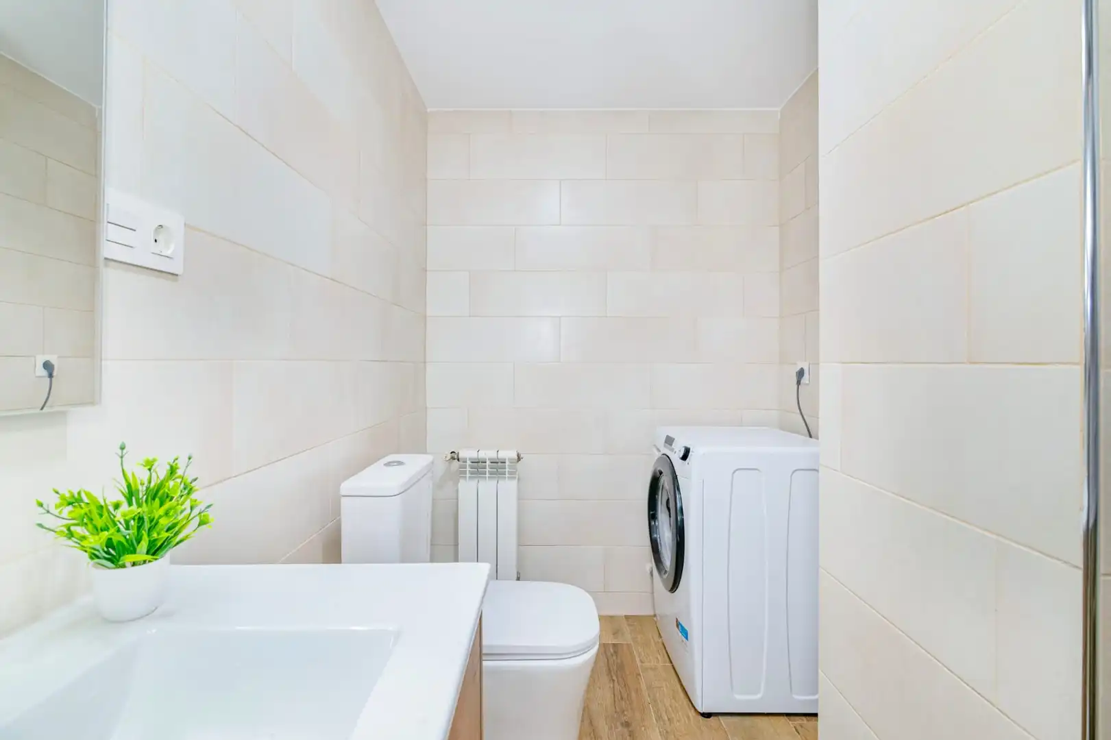 Baño de Apartamento en venta en Granada con Calefacción y Parquet