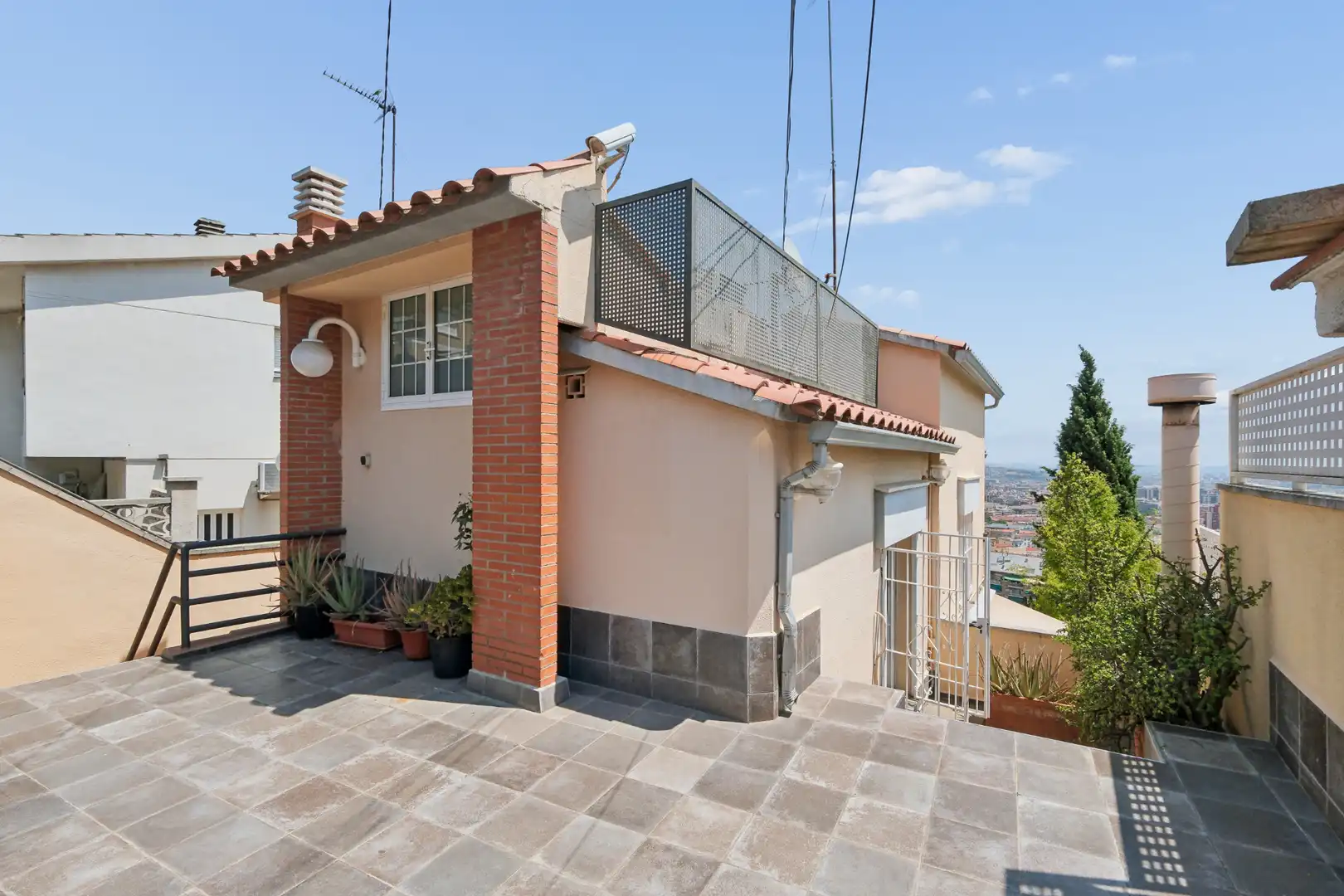 Vista exterior de Casa o xalet en venda en Barcelona amb Aire condicionat, Calefacció i Terrassa