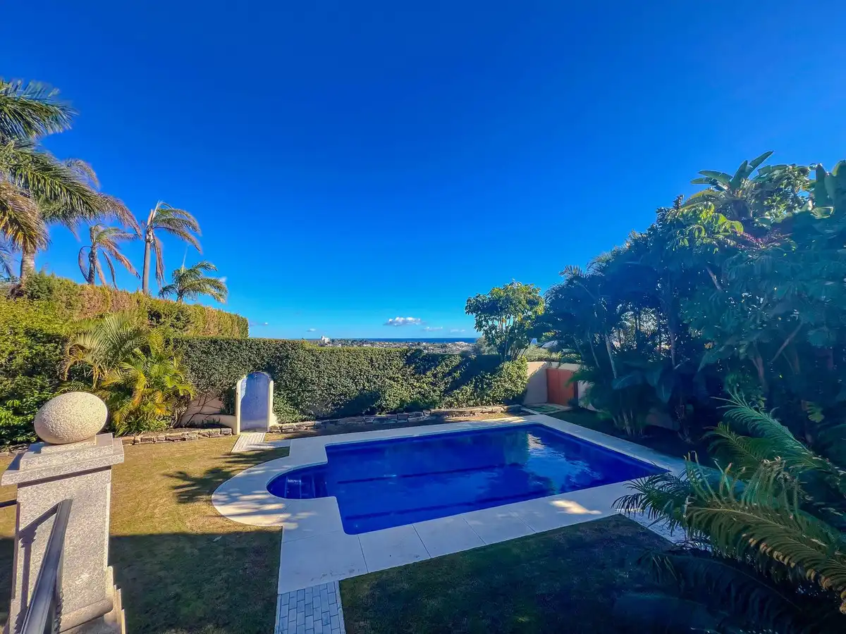 Piscina de Casa adosada en venta en Benahavís con Aire acondicionado y Terraza