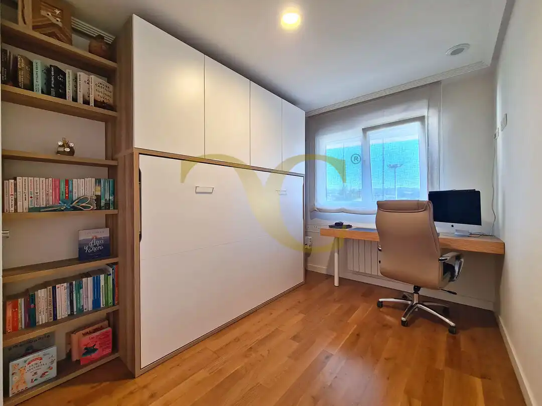 Dormitori de Pis en venda en Oviedo  amb Aire condicionat, Calefacció i Terrassa
