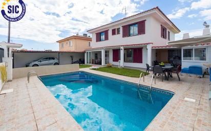 Piscina de Casa o xalet en venda en Benicasim / Benicàssim amb Aire condicionat, Calefacció i Jardí privat
