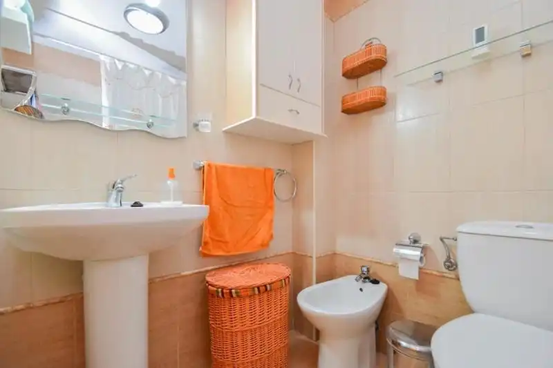 Bany de Casa o xalet en venda en Alhendín amb Jardí privat, Terrassa i Piscina comunitària