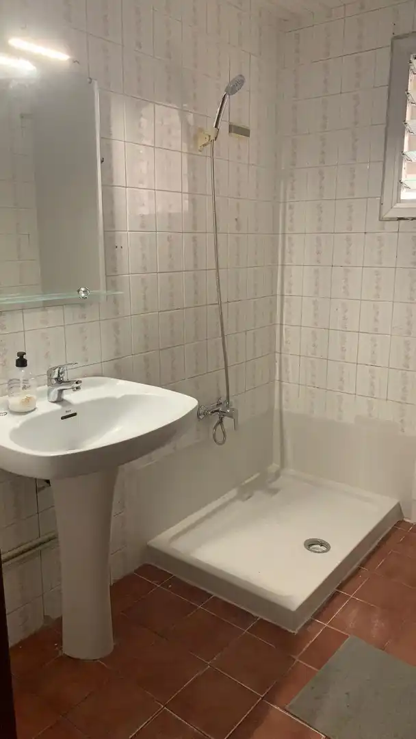 Badezimmer von Wohnungen zur Miete in Valencia mit Möbliert und Balkon