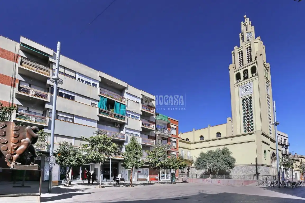 Vista exterior de Casa adosada en venda en Montcada i Reixac amb Balcó