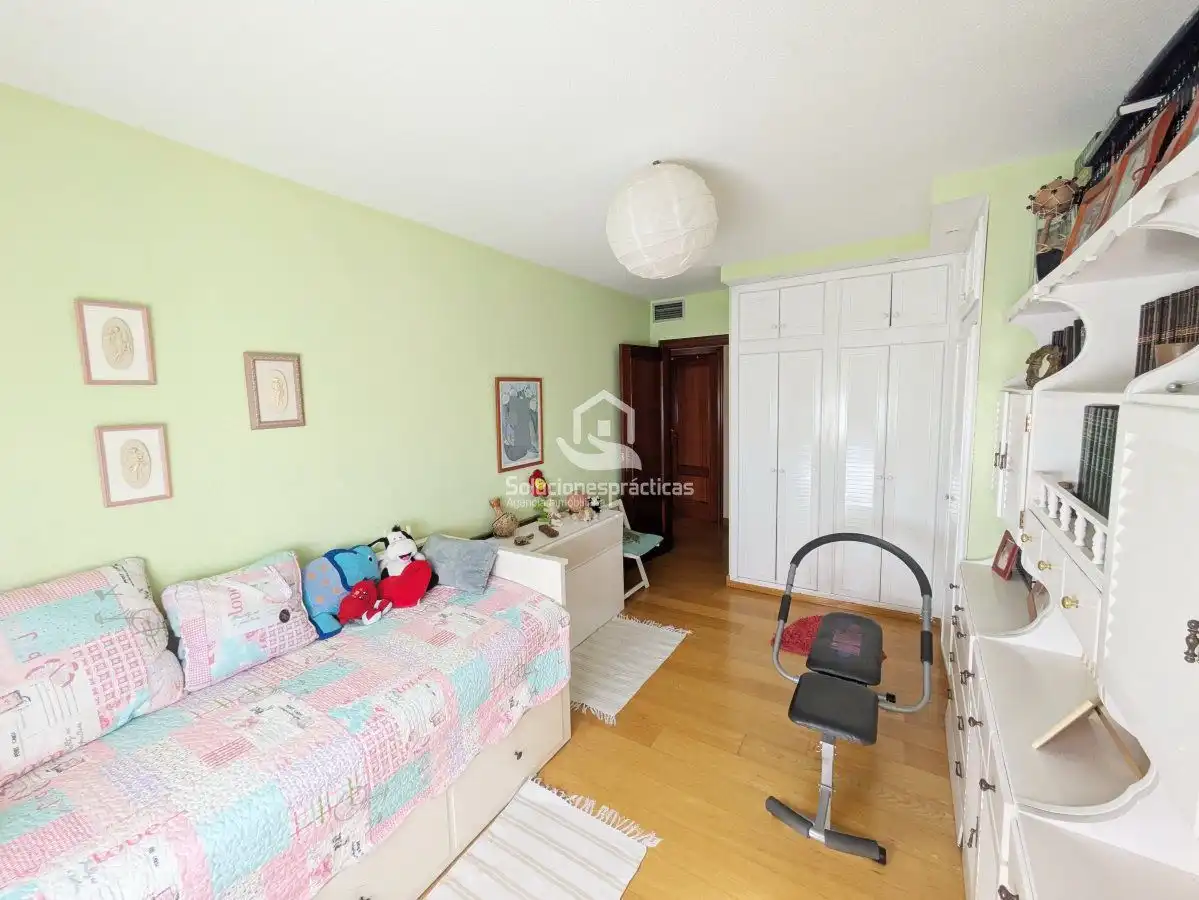 Dormitori de Casa o xalet en venda en Jaén amb Aire condicionat, Terrassa i Traster