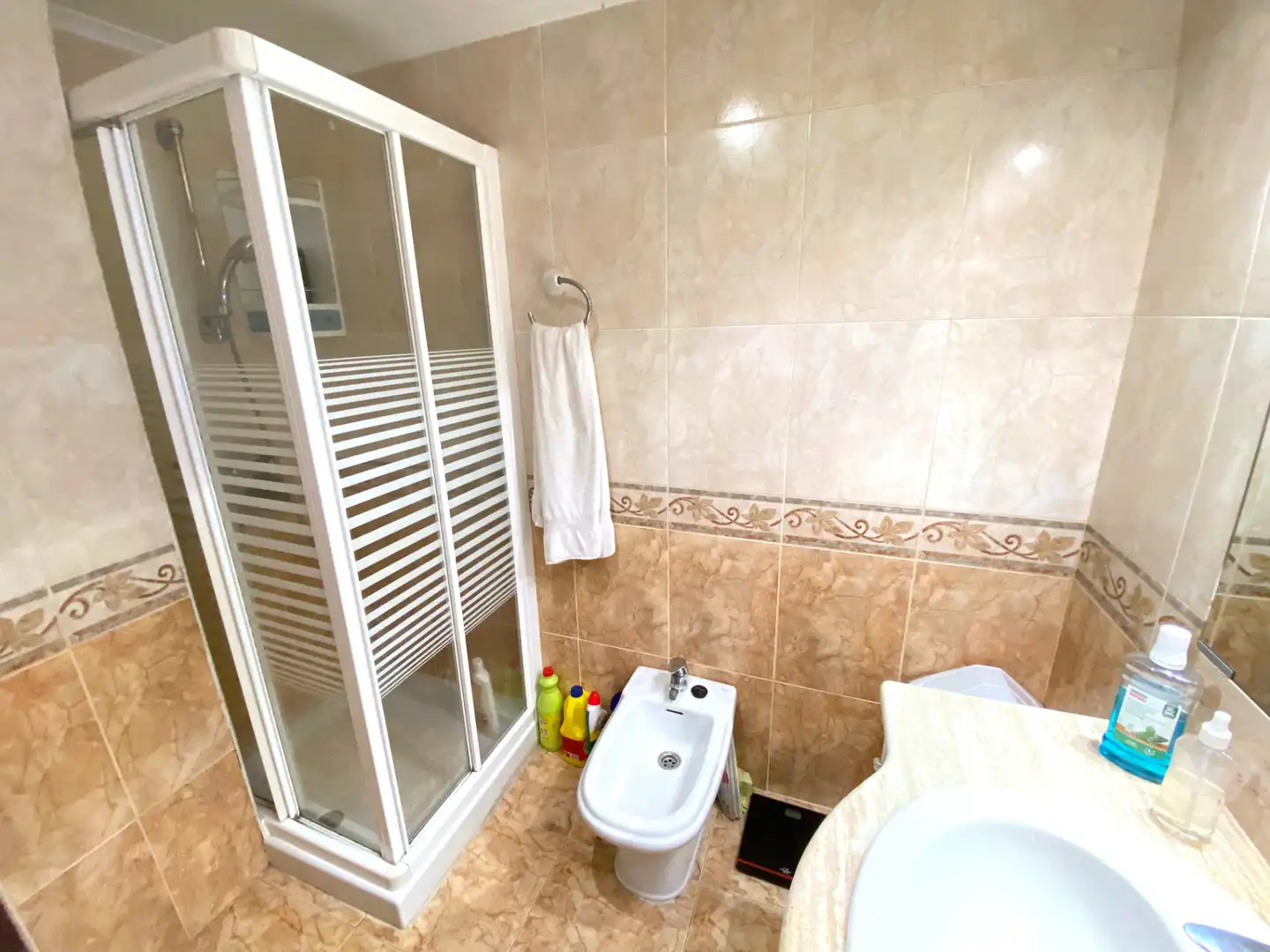 Baño de Piso en venta en Castro-Urdiales con Horno, Lavadora y Microondas
