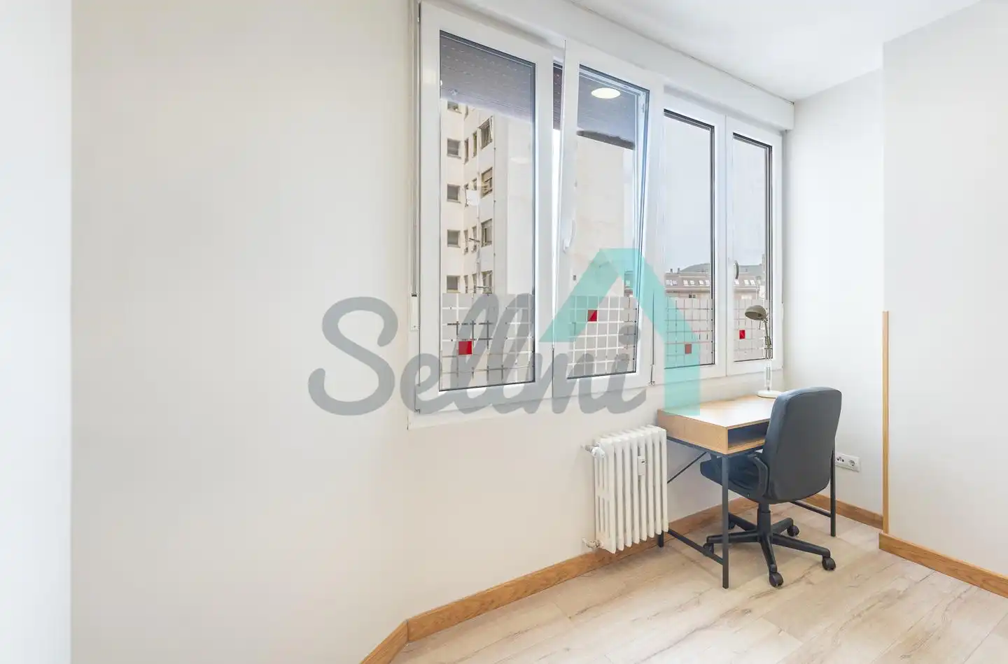 Piso de alquiler en Oviedo  con Calefacción, Terraza y Amueblado