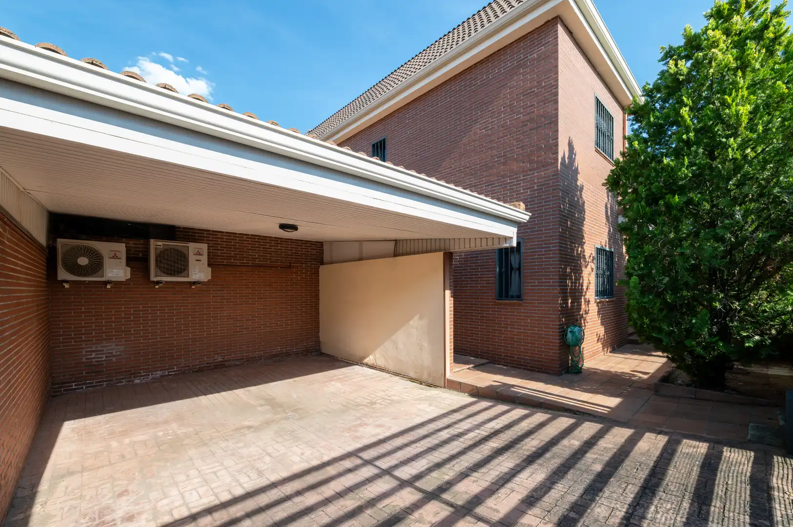 Vista exterior de Casa o xalet en venda en Las Rozas de Madrid amb Aire condicionat, Calefacció i Jardí privat
