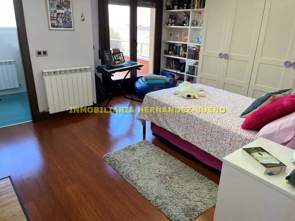 Habitación de Casa o chalet en venta en Carbajosa de la Sagrada con Aire acondicionado, Calefacción y Jardín privado