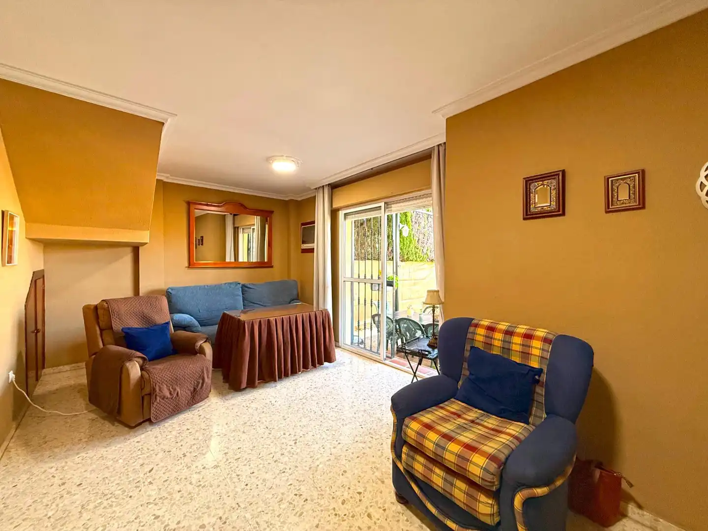 Sala de estar de Casa adosada en venta en Tomares con Jardín privado