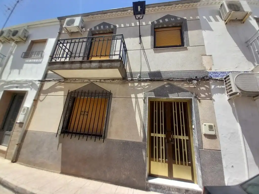 Vista exterior de Casa adosada en venta en Martos con Terraza, Amueblado y Balcón