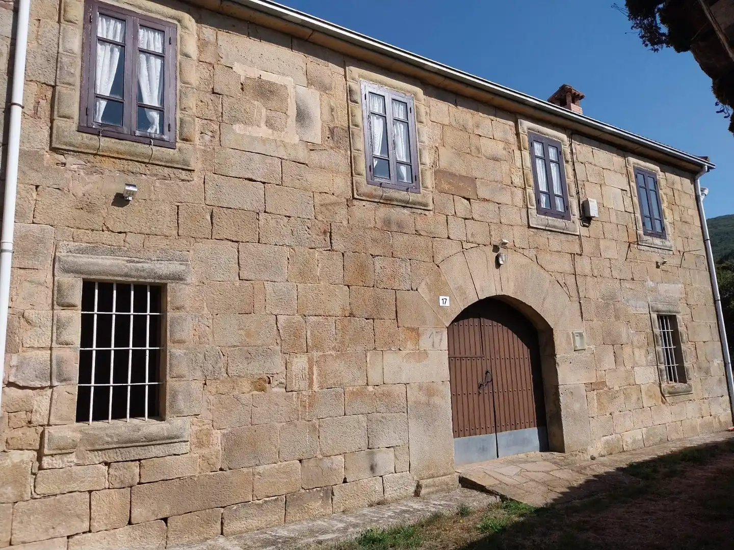 Außenansicht von Country house zum Verkauf in Valdeprado del Río mit Privatgarten