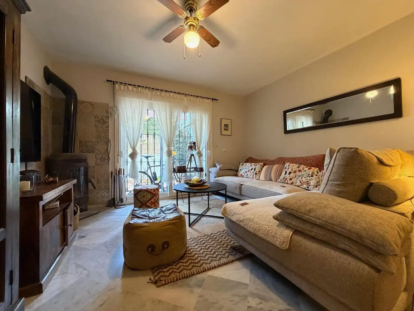 Sala d'estar de Casa adosada en venda en Marbella amb Jardí privat, Terrassa i Balcó