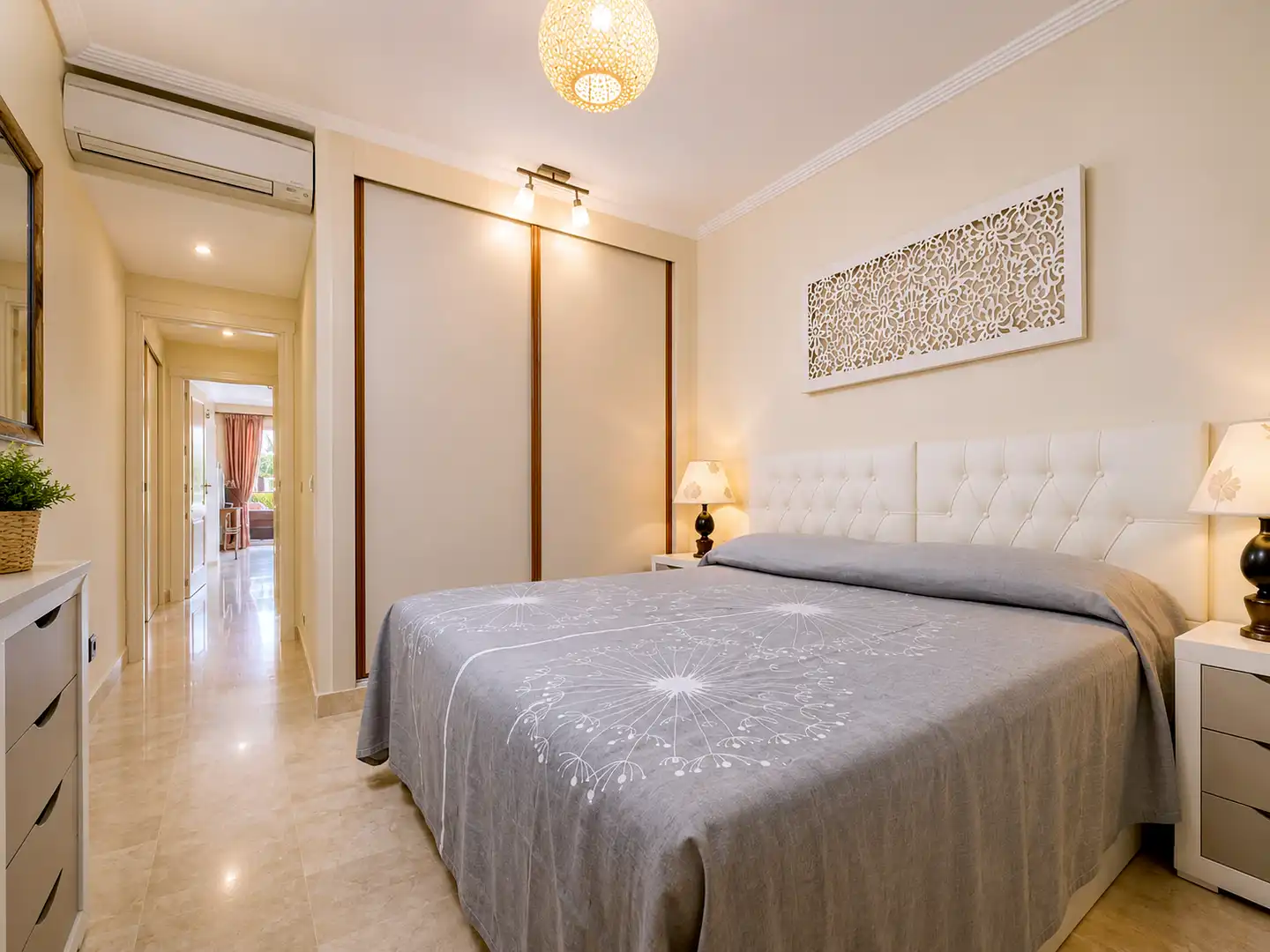 Dormitori de Apartament en venda en Estepona amb Aire condicionat, Terrassa i Piscina