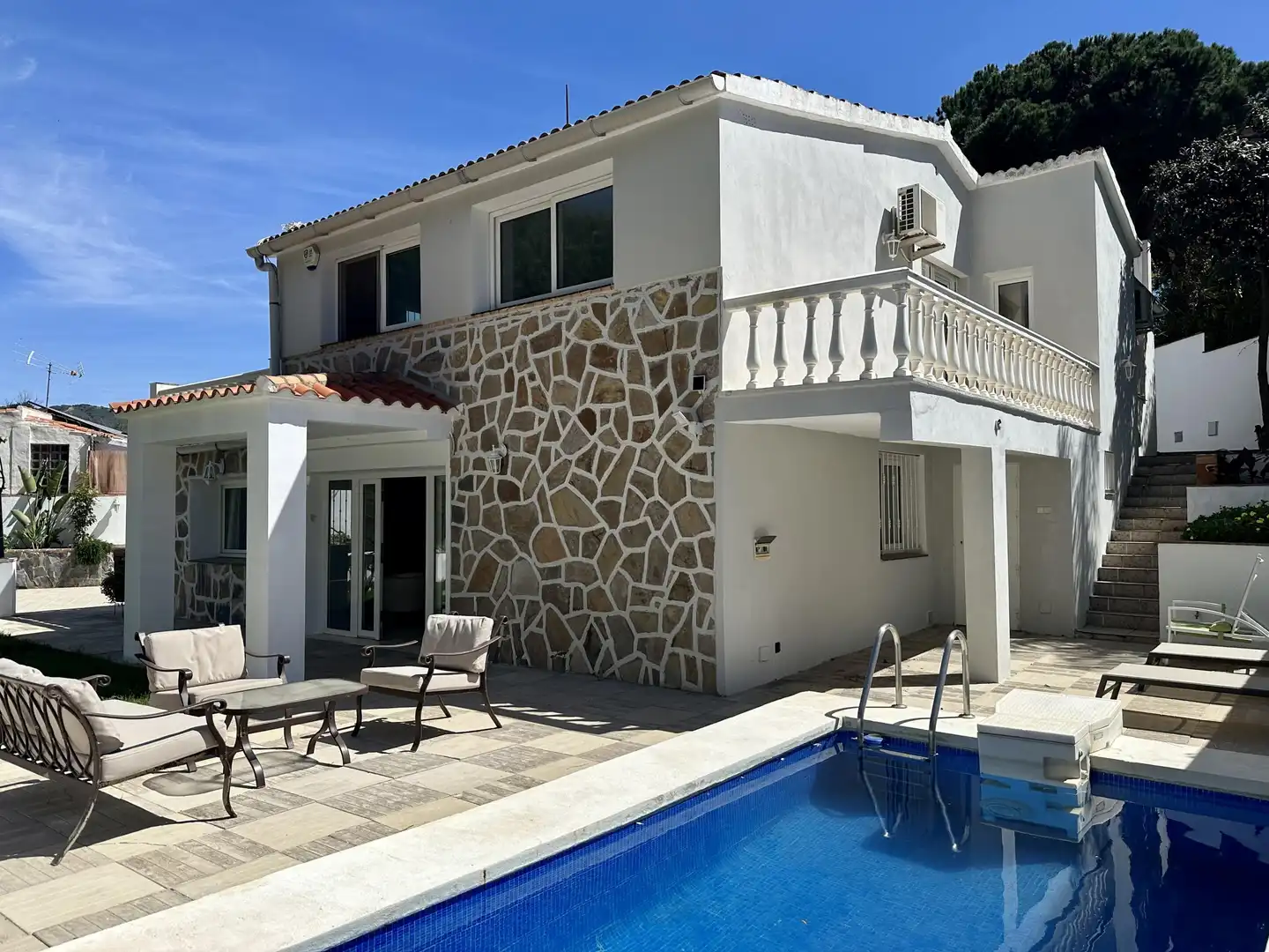 Vista exterior de Casa o chalet en venta en Marbella con Jardín privado, Terraza y Piscina