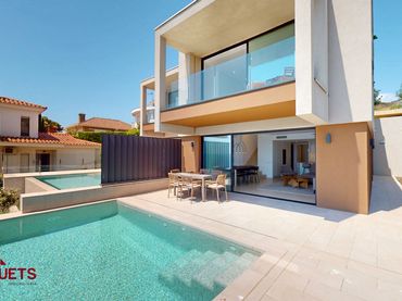 Casa bifamiliare di nuova costruzione con piscina in vendita a Avinguda Mar Menuda