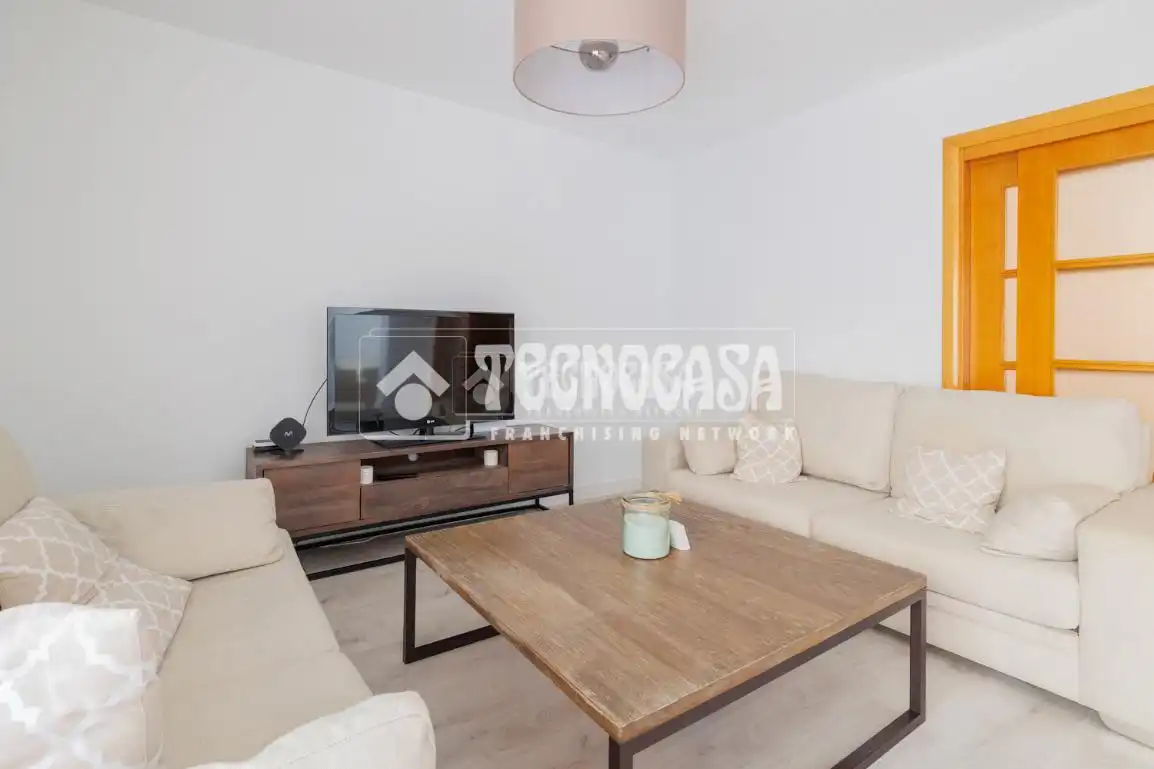 Sala de estar de Casa adosada en venta en Tres Cantos con Calefacción, Balcón y Piscina comunitaria