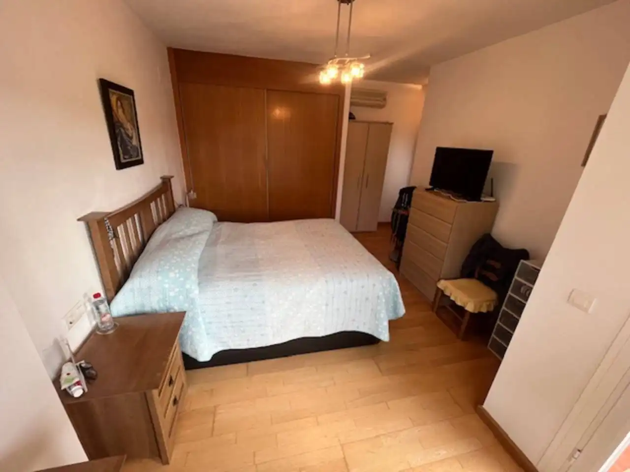 Schlafzimmer von Einfamilien-Reihenhaus zum Verkauf in Estepona mit Klimaanlage, Privatgarten und Parkett
