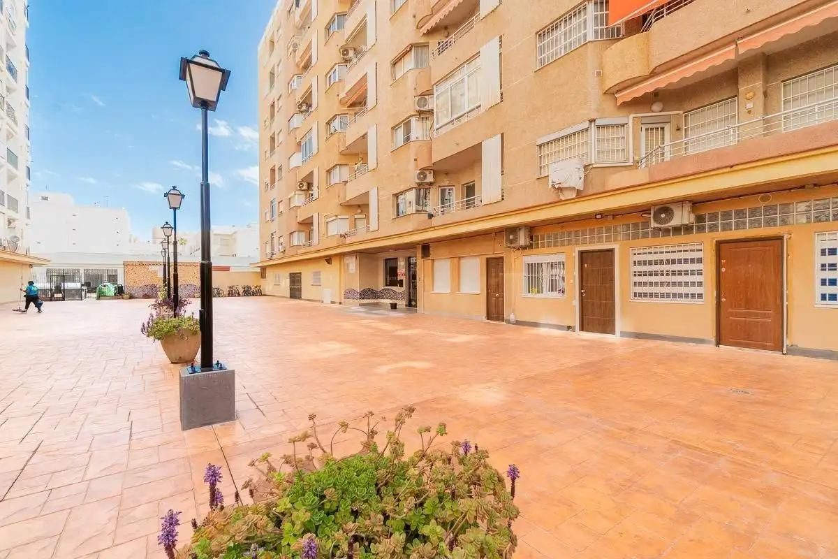 Vista exterior de Estudio de alquiler en Torrevieja con Aire acondicionado, Calefacción y Terraza