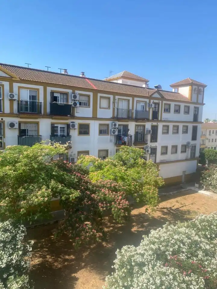 Vista exterior de Piso en venta en Dos Hermanas