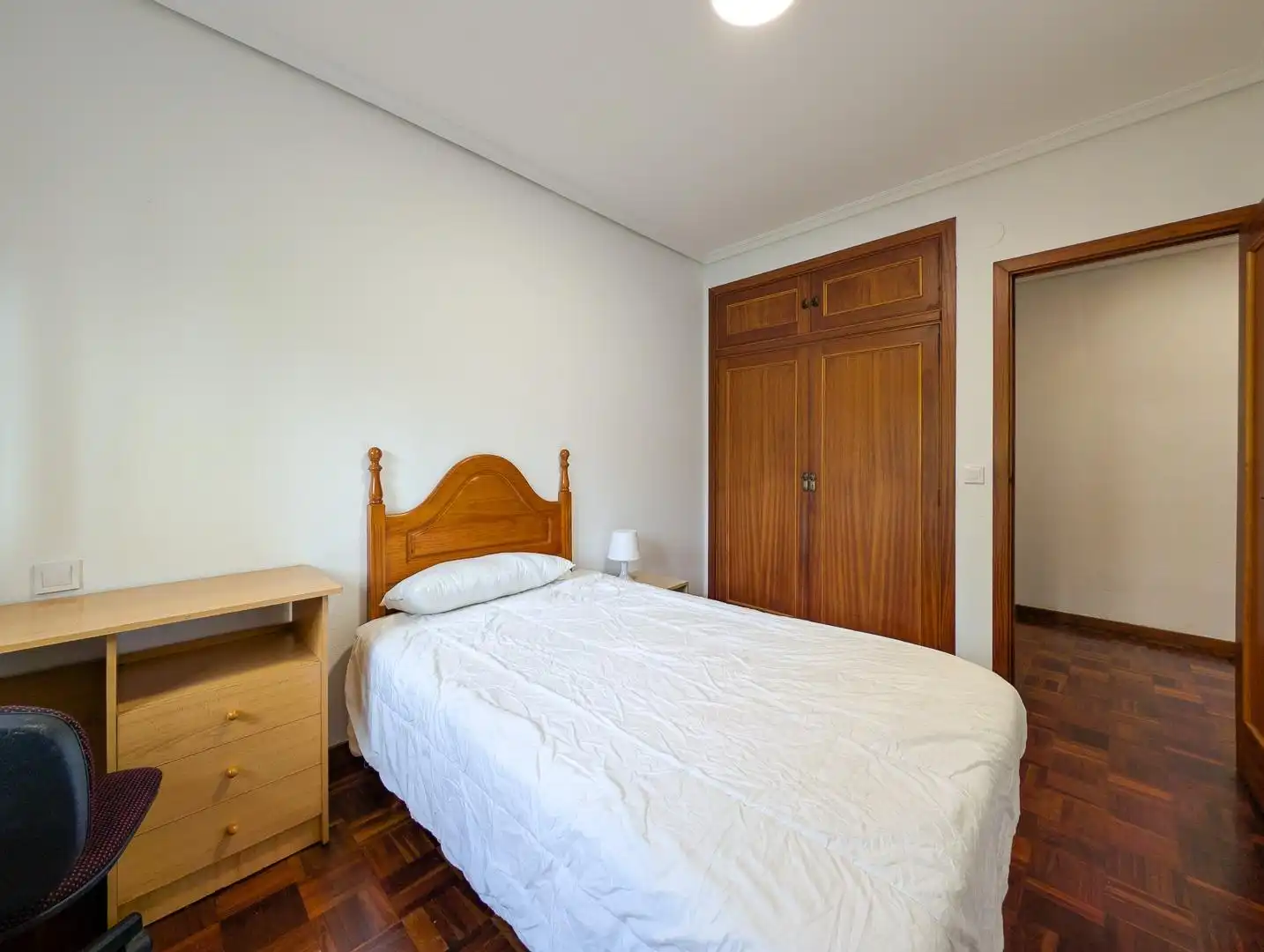 Schlafzimmer von Wohnung zur Miete in Santander mit Heizung, Parkett und Möbliert