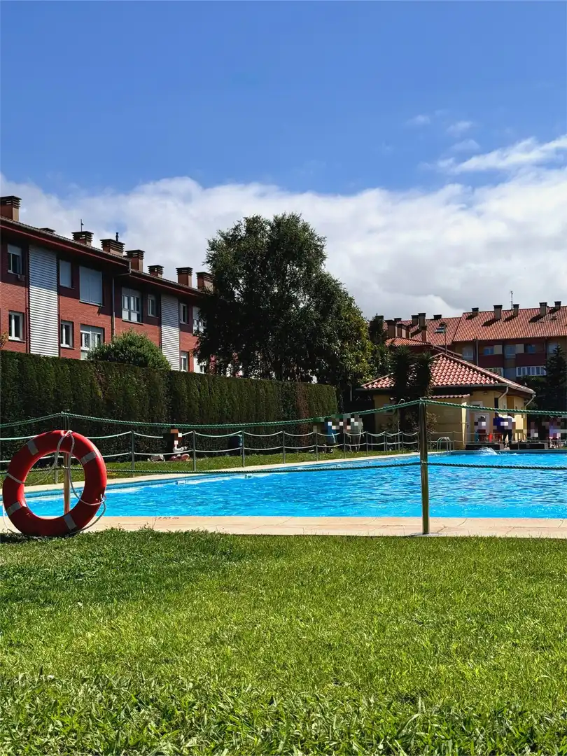 Piscina de Pis en venda en Castrillón amb Calefacció, Jardí privat i Parquet
