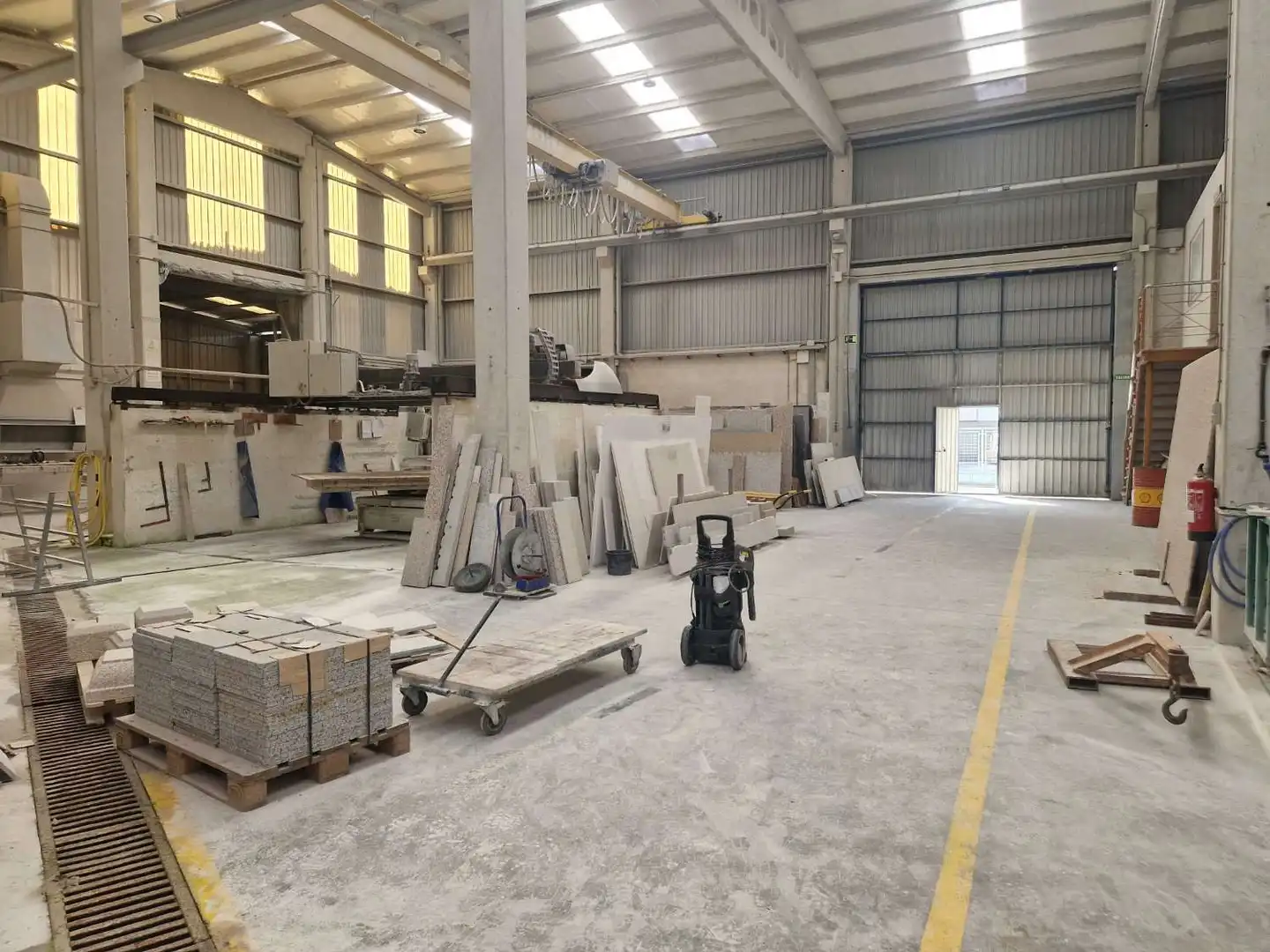 Industrial buildings for rent in Noia