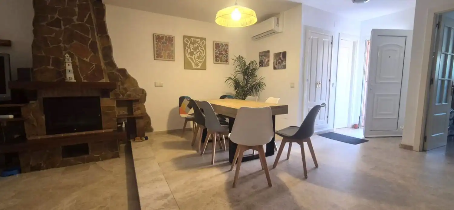 Comedor de Casa adosada de alquiler en Manilva con Aire acondicionado, Terraza y Amueblado