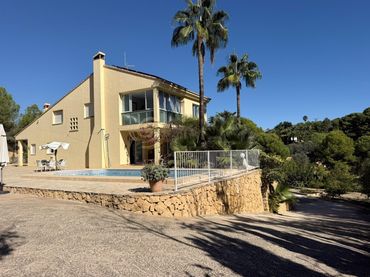 Detached house with balcony for sale in Urbanizaciones
