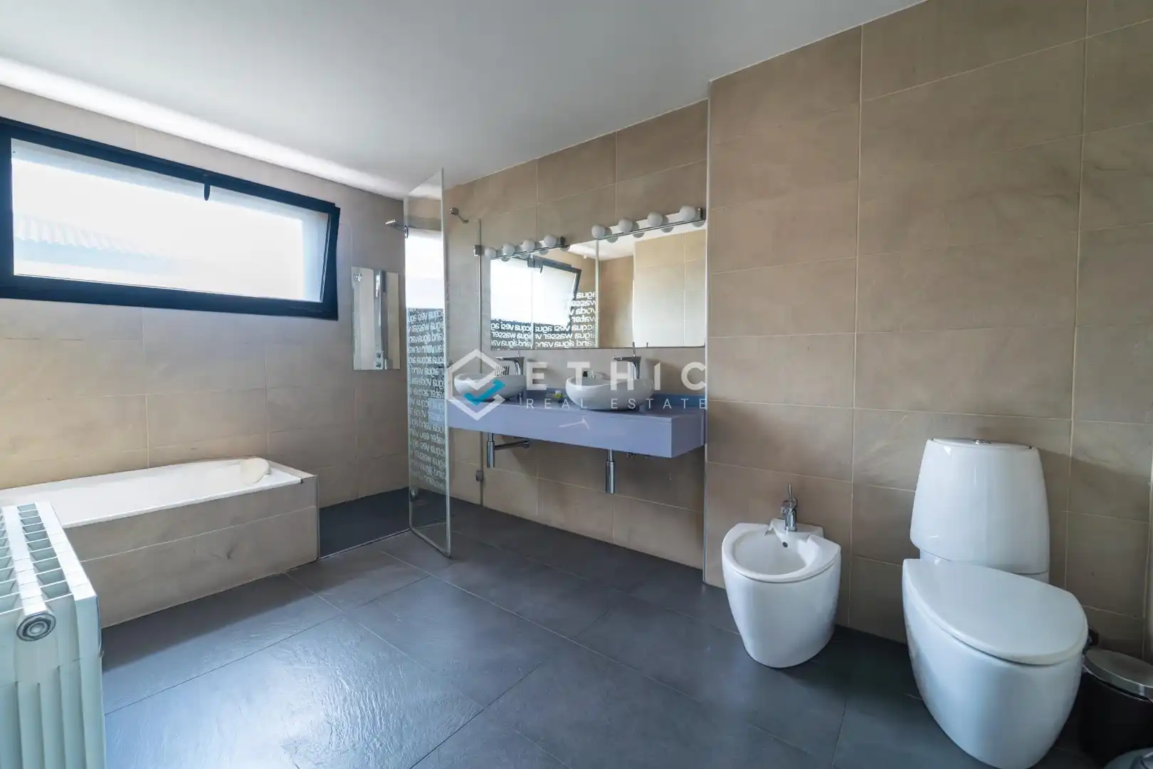 Bany de Casa o xalet en venda en Sant Cugat del Vallès amb Aire condicionat, Jardí privat i Terrassa