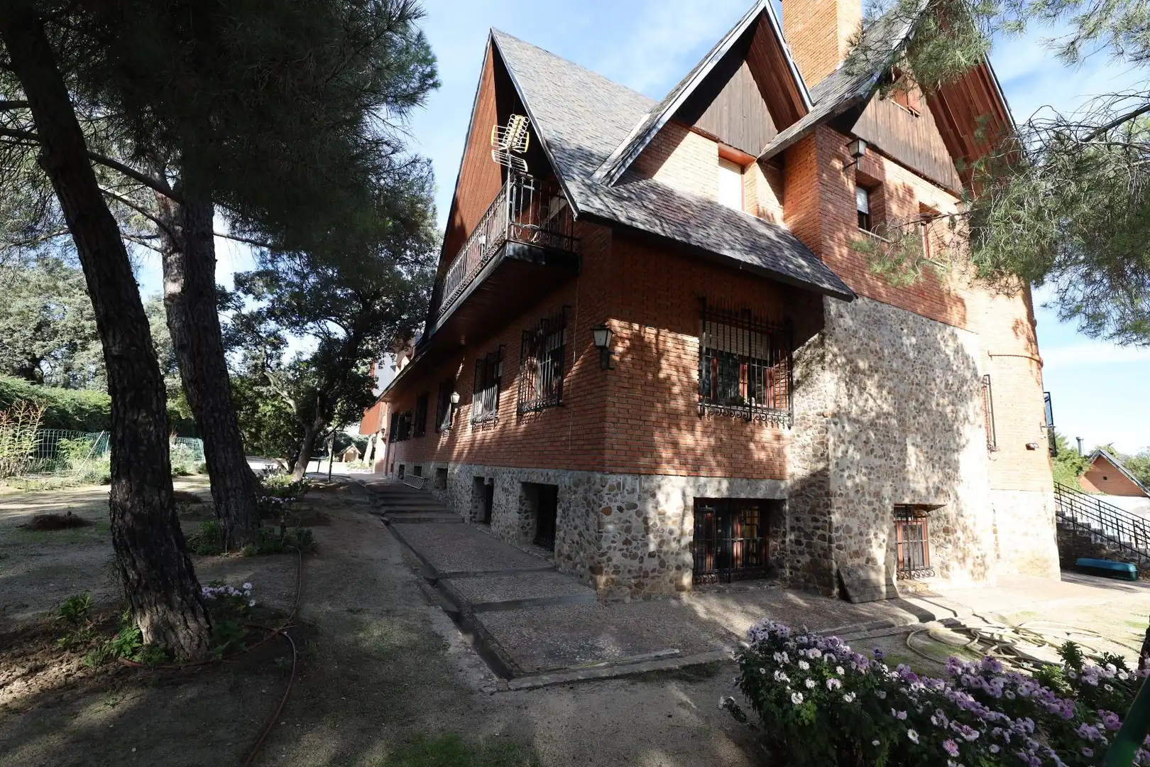 Exterior view of Houses for sale in Villanueva de la Cañada  with Heating, Swimming Pool and Balcony