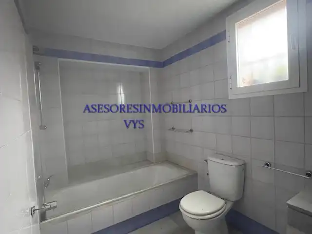 Bany de Casa o xalet en venda en Bollullos de la Mitación amb Jardí privat, Terrassa i Piscina