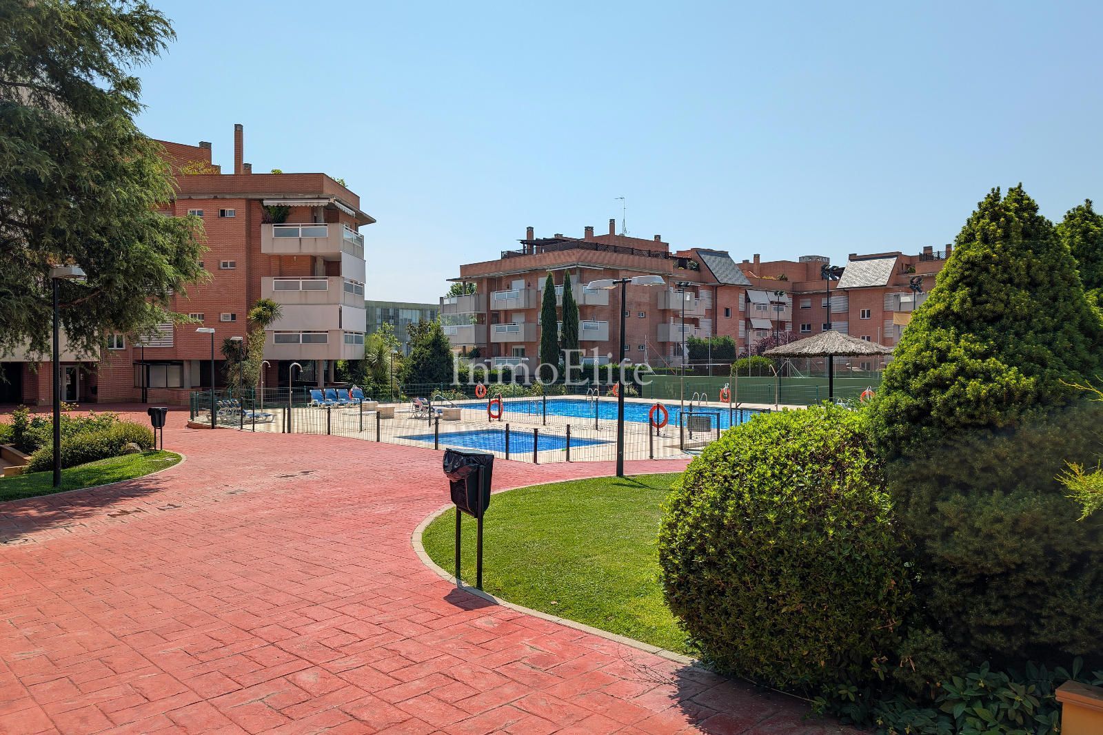 Swimming pool of Flat for sale in Pozuelo de Alarcón  with Air Conditioner, Heating and Parquet flooring