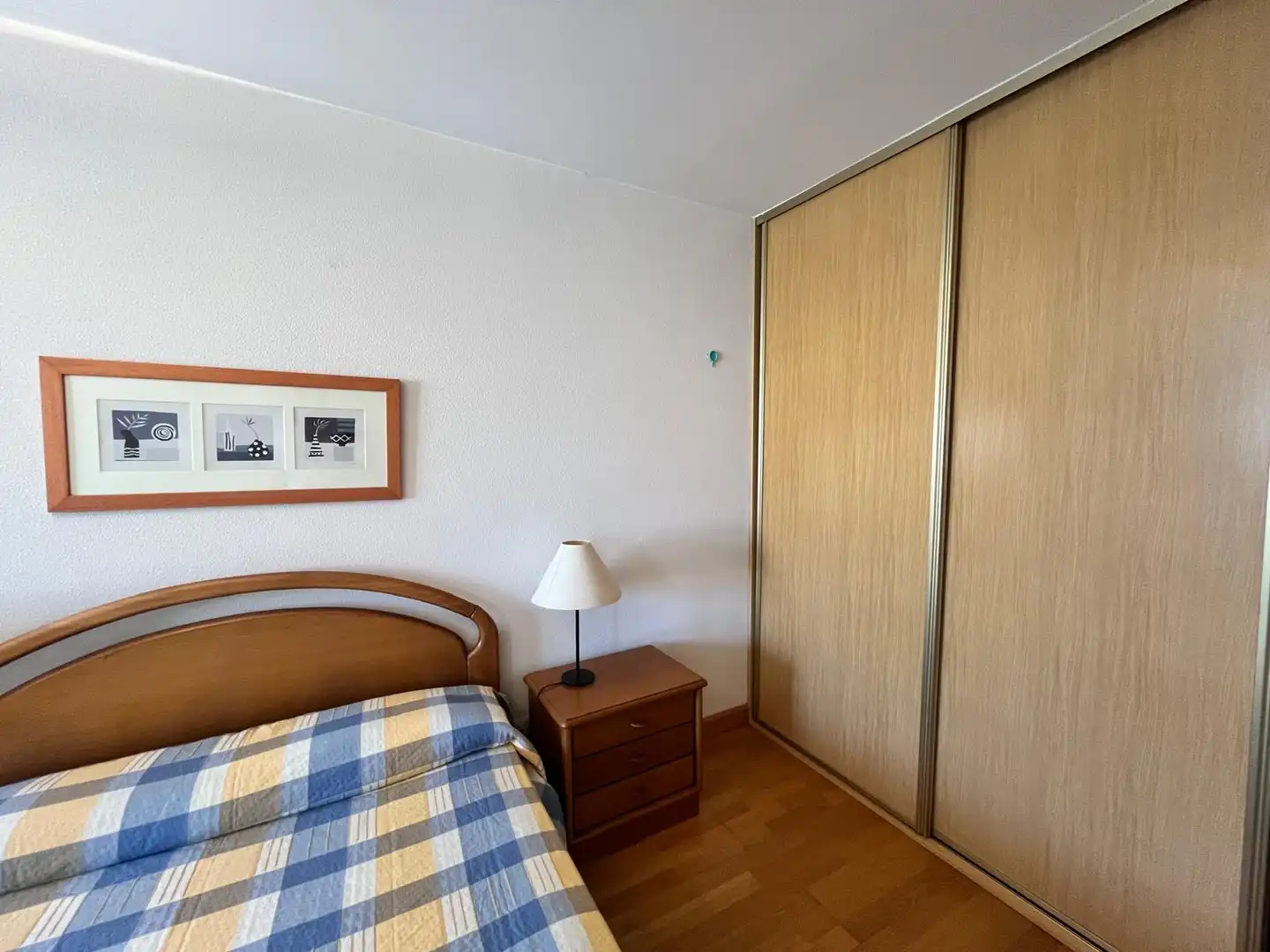 Dormitori de Apartament de lloguer en Burgos amb Calefacció, Parquet i Moblat