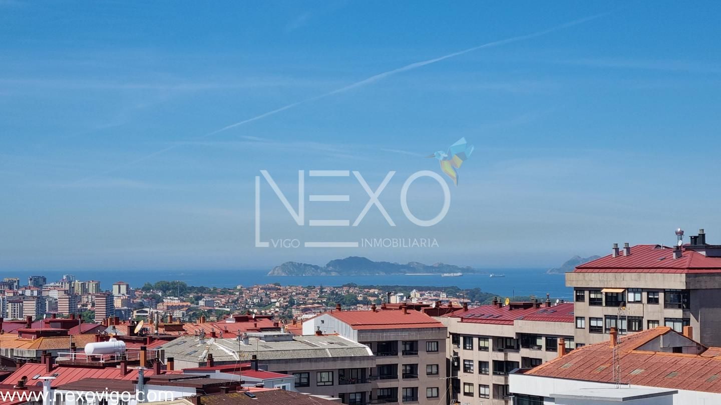 Vista exterior de Àtic en venda en Vigo  amb Terrassa