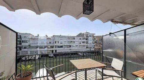 Apartamento con vistas al canal, terraza y parking en Empuriabrava