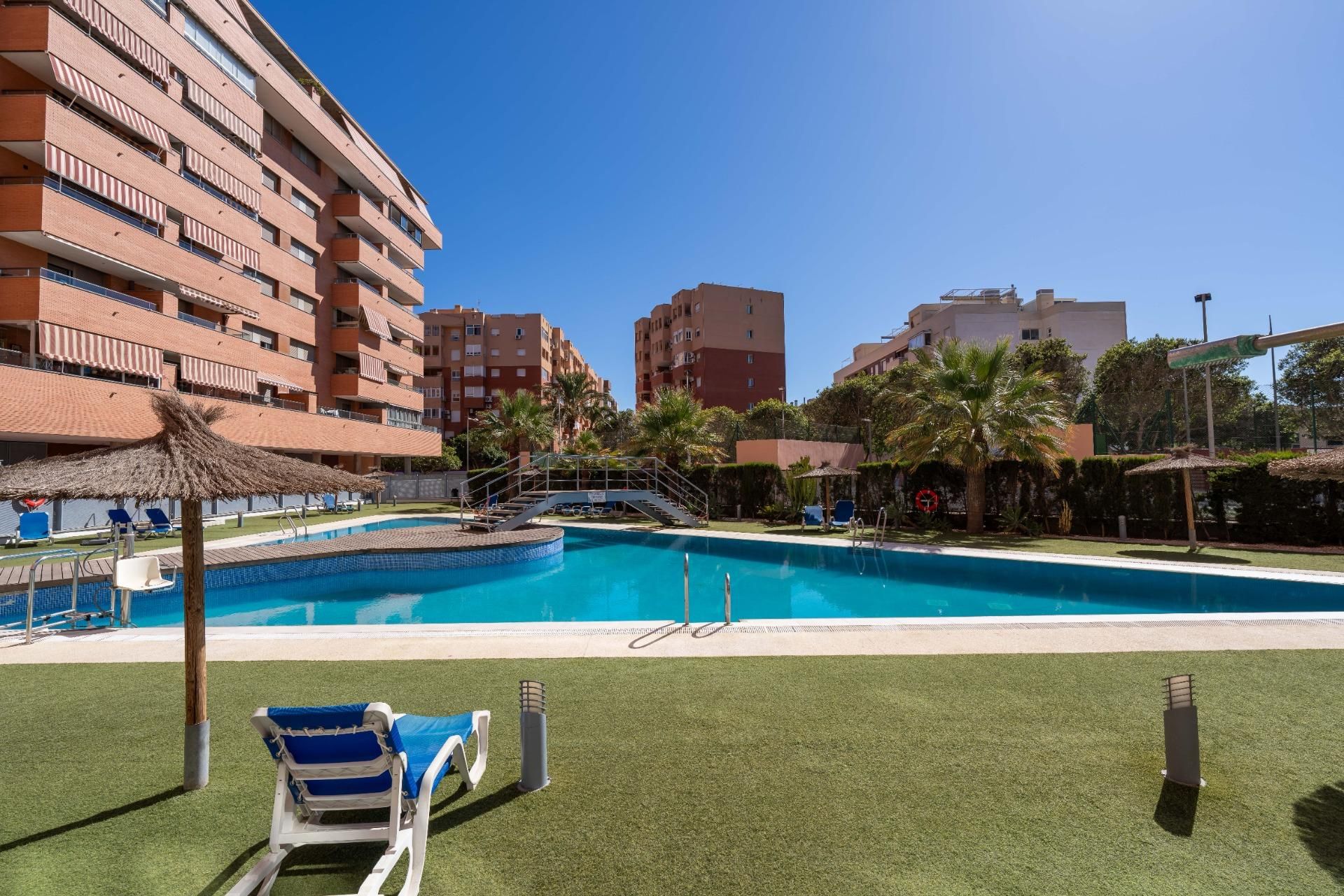 Piscina de Pis de lloguer en  Almería Capital amb Jardí privat, Parquet i Terrassa