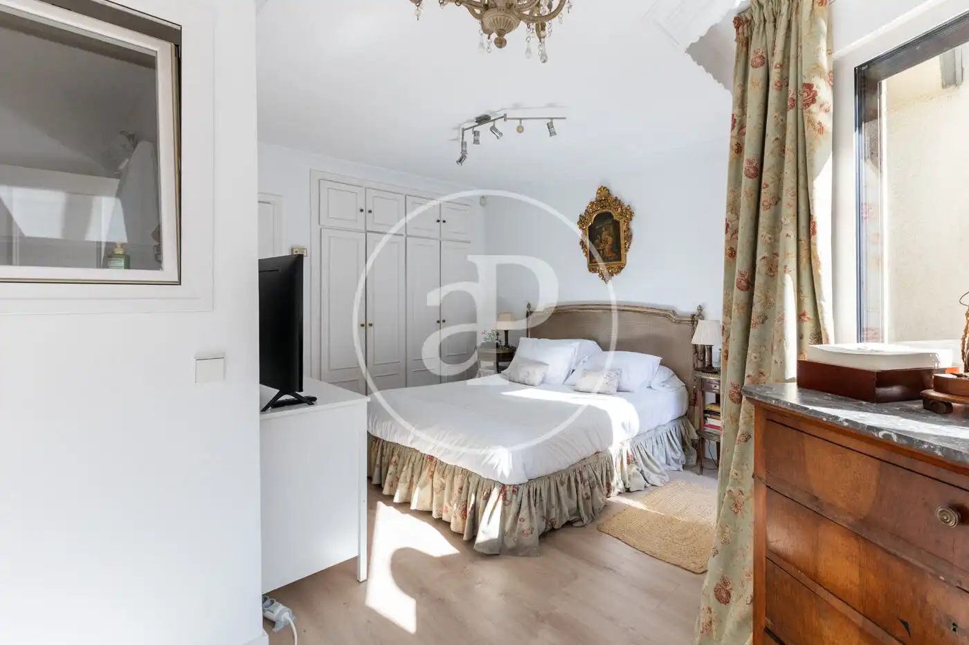 Habitación de Casa adosada en venta en La Moraleja con Aire acondicionado, Calefacción y Jardín privado
