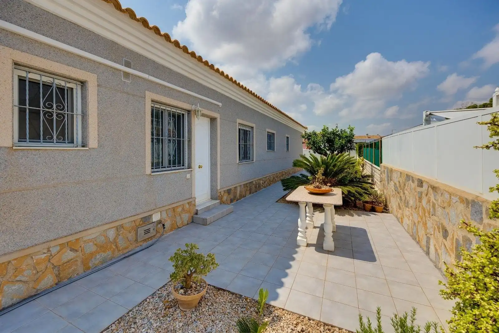 Vista exterior de Casa o chalet en venta en Orihuela con Jardín privado, Terraza y Piscina