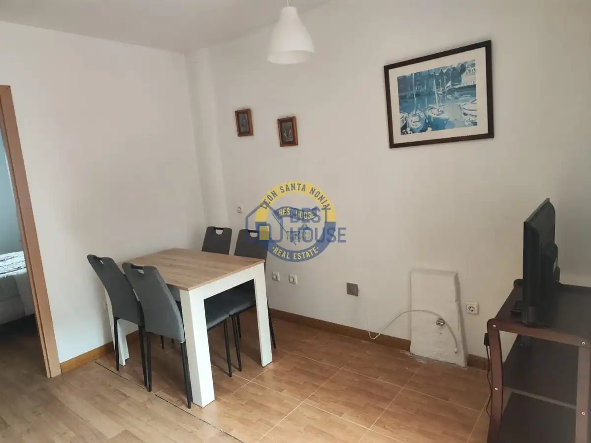 Menjador de Apartament en venda en Villaquilambre amb Parquet i Moblat