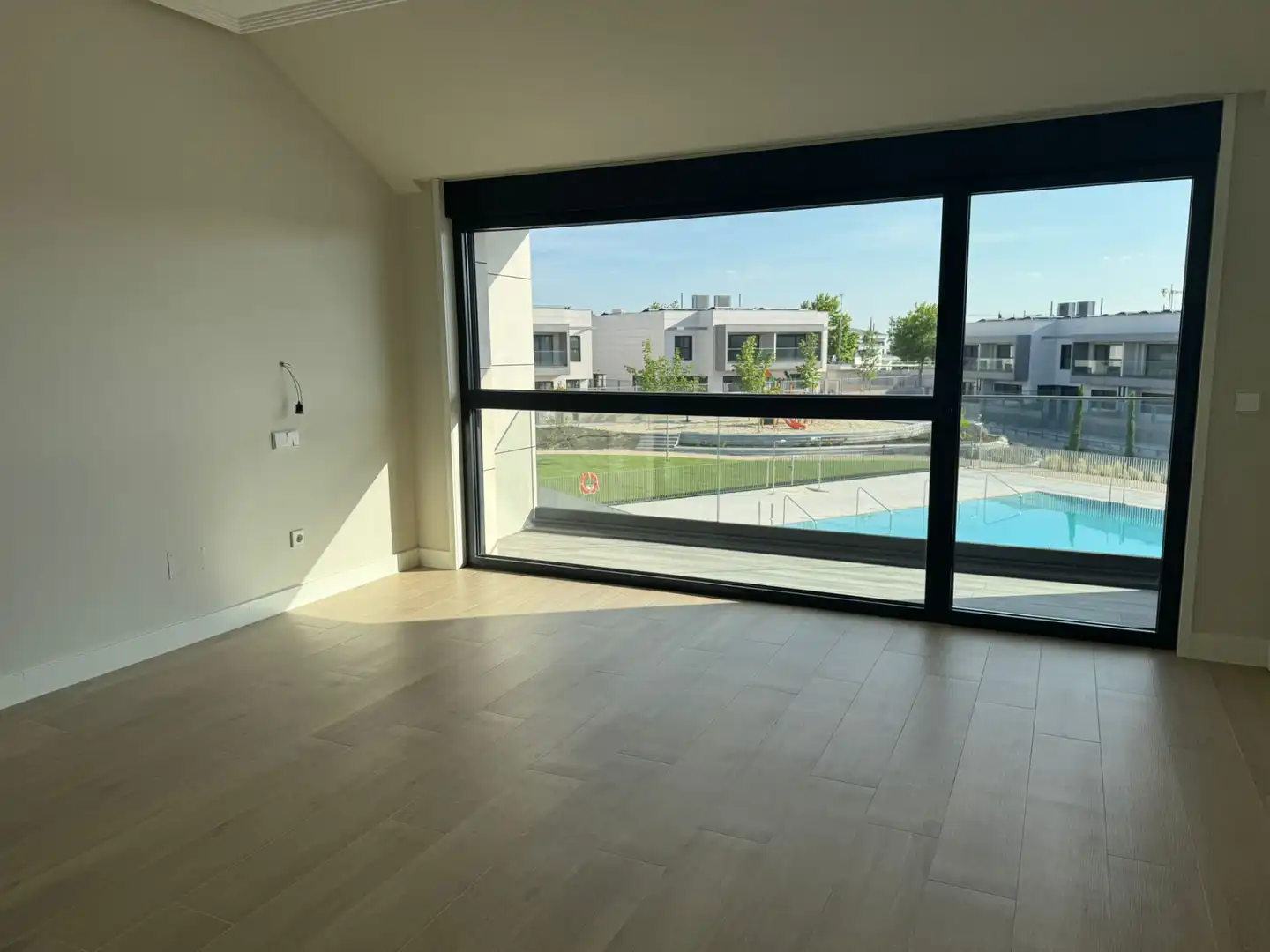 Piscina de Casa adosada en venta en Boadilla del Monte con Aire acondicionado, Calefacción y Jardín privado