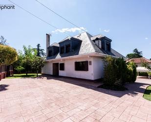 Vista exterior de Casa o xalet en venda en Majadahonda amb Terrassa, Piscina i Balcó