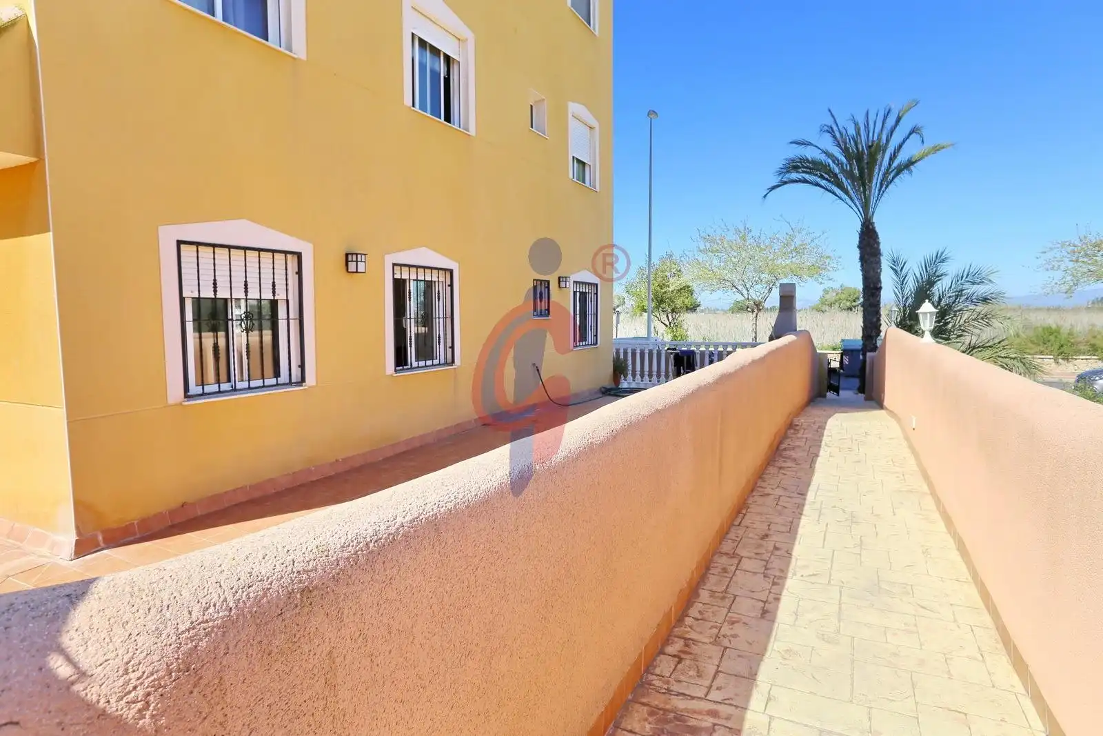 Vista exterior de Planta baixa en venda en Guardamar del Segura amb Terrassa, Moblat i Piscina comunitària