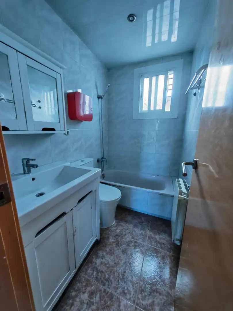Badezimmer von Wohnung zum Verkauf in Sabadell mit Heizung, Abstellraum und Balkon