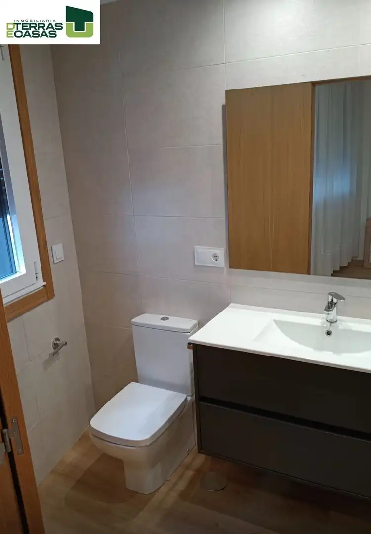 Bathroom of Flat for rent in Pontevedra Capital   with Heating, Storage room and Furnished