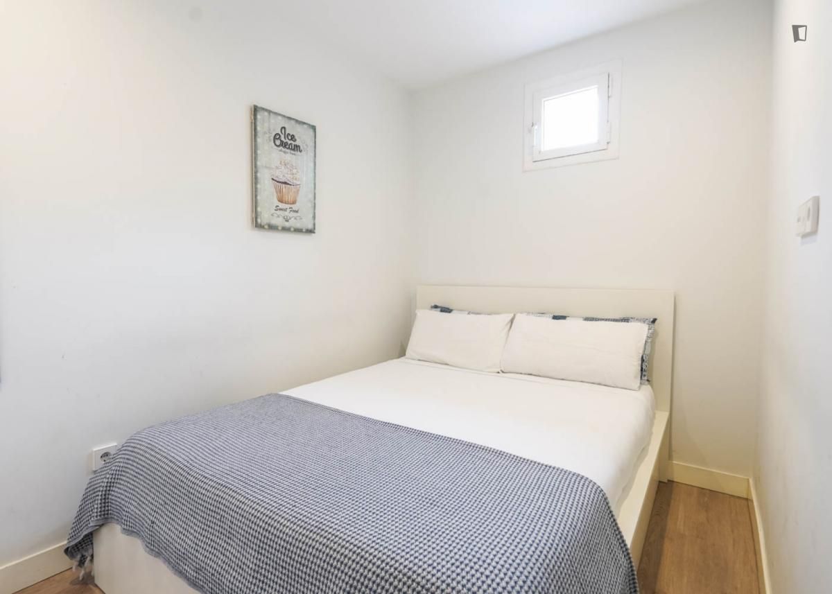 Dormitori de Apartament de lloguer en  Madrid Capital amb Aire condicionat, Moblat i Rentadora